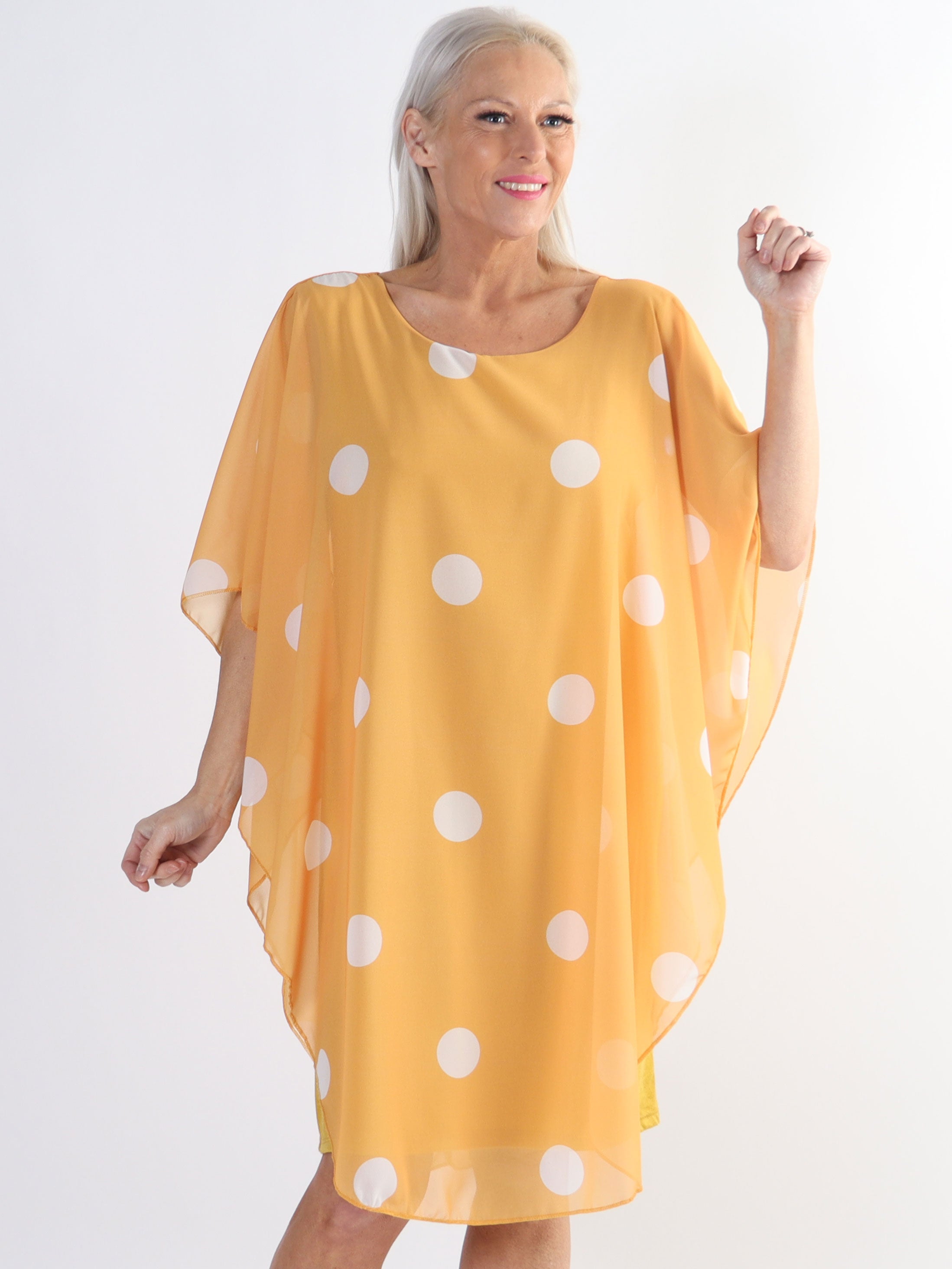 Kenya Dot - Tunikaklänning i plus size med prickigt chiffonglager